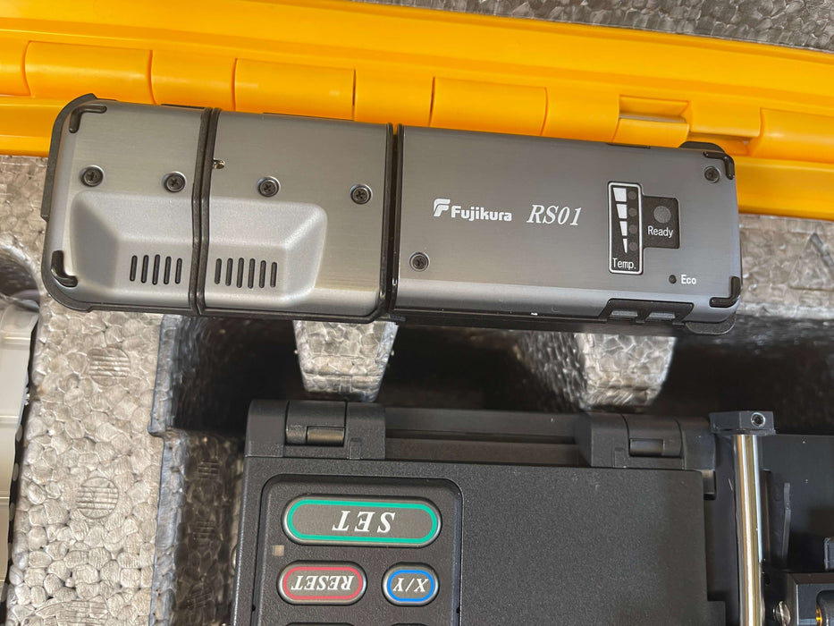 Used Fujikura FSM-100P Fusion Splicer w/CT-52 cleaver. Stock number: FJ101P