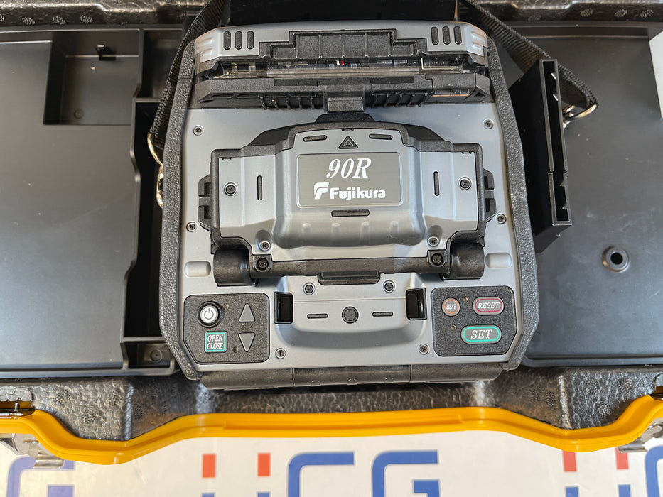 Used Fujikura FSM-90R Fusion Splicer w/CT-50 cleaver. Stock number: FJ90R